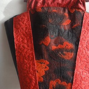 Handbag in outstanding design and materials with wooden handles