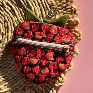 Porte-monnaie matelassé aux fraises | de sac | Pochette à fermeture éclair avec clip pour clés