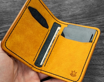 Tarjetero minimalista de piel curtida vegetal con bolsillo frontal "Bramble v3.1"