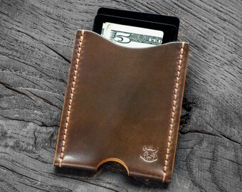 Monedero con bolsillo delantero "Cloak" y funda de piel Horween SHELL CORDOVAN para tarjetas