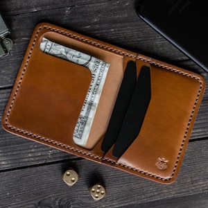 Tarjetero minimalista vertical plegable Horween Shell Cordovan "Bramble"