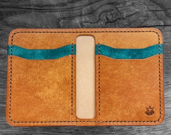 Tarjetero minimalista de piel curtida vegetal con bolsillo frontal "Bramble v3.0"