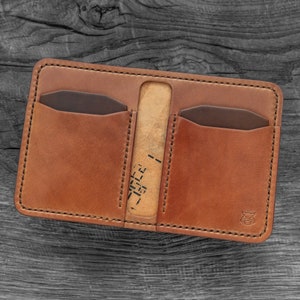 Portafoglio minimalista verticale bifold in Horween Shell Cordovan, porta carte "Bramble V3.1"