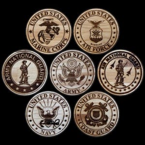 Puede incluir: Un conjunto de siete posavasos de madera con los sellos de las ramas militares de los Estados Unidos: Marine Corps, Air Force, Army, Navy, Coast Guard y Air National Guard. Cada posavasos redondo tiene diseños y texto cortados con láser.