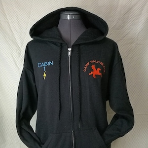 Percy Jackson Camp Half-Blood Zip-Up-Kapuzen-Sweatshirt mit linker und rechter Stickerei (Erwachsenengröße) - KOSTENLOSER VERSAND IN DIE USA