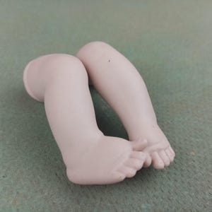 Piernas de muñeca vintage para reproducción de artista, piernas de muñeca de porcelana anudadas, muñeca de bisqué, Alemania vintage, piernas de muñeca de porcelana artística, 2,55&quot;