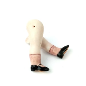 Patas de muñecas de porcelana antiguas, patas para muñecas de casa de muñecas, porcelana bisqué, muñecas de casa de muñecas alemanas, 5,75 cm x 1,5 cm, reparación de muñecas de la década de 1910, piezas para muñecas.