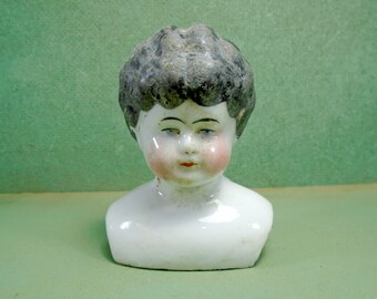 Antiek China poppenhoofd, Hertwig Doll, schouderplaat poppenhoofd met zwart haar, bisque porselein, 2,87" - 73 mm, Thüringen Duitsland