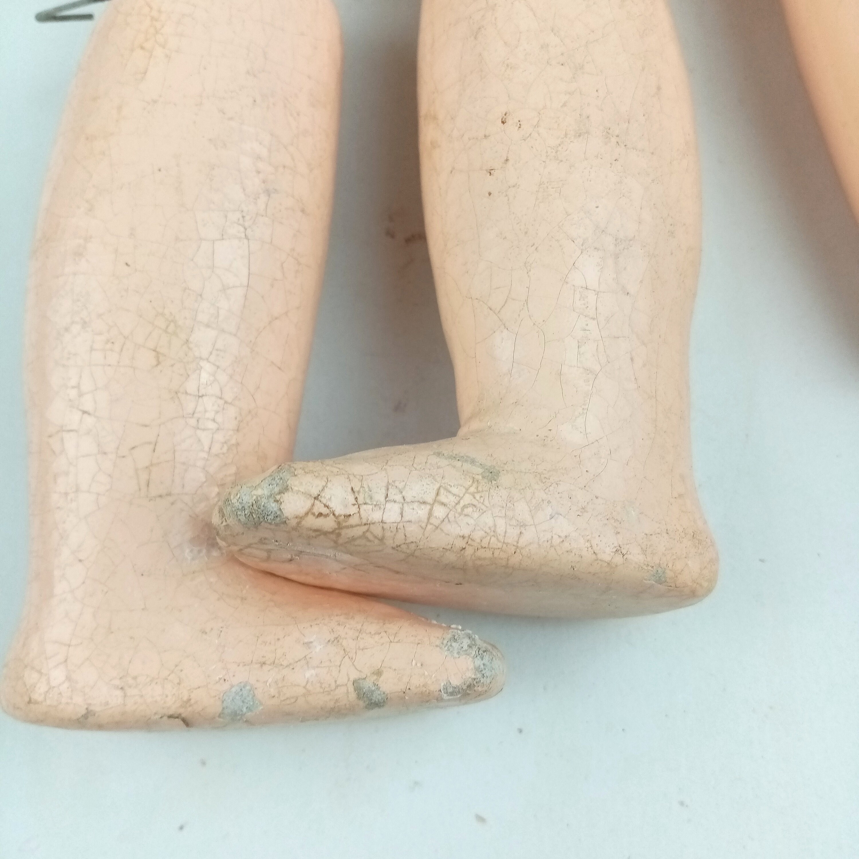 Poupée frnçise en ppier mâché sous dôme en verre ncien En vente sur