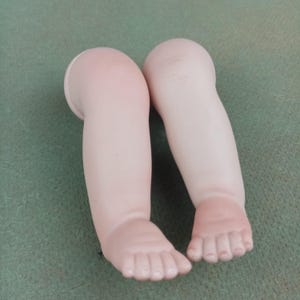 Piernas de muñeca vintage para reproducción de artista, piernas de muñeca de porcelana anudadas, muñeca de bisqué, Alemania vintage, piernas de muñeca de porcelana artística, 3.93&quot;