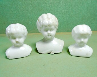 Drie antieke poppenhoofd, schouder China poppenhoofd, geglazuurd porselein, circa 1880 Duitsland, 1,42", 1,54" en 1,93", onderdelen voor poppenreparatie