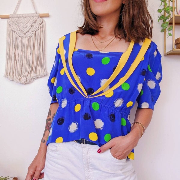 Blouse en soie bleue et jaune à pois, haut coloré manches mi-longues bouffantes aux épaules et encolure carrée | vintage des années 90