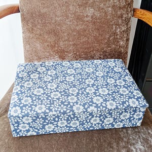 Vintage 1960 | blauw en wit gewatteerde doos, kartonnen opbergruimte met bloemmotief