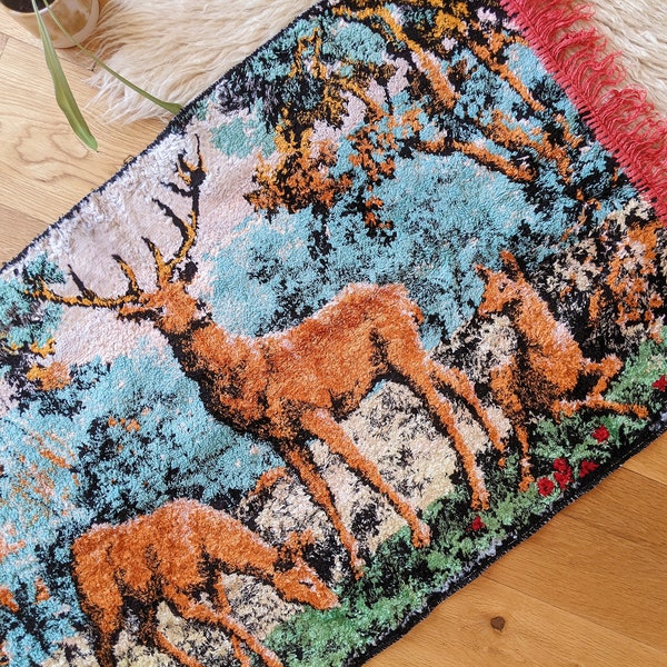 Vintage 1970 | petit tapis en velours motifs cerf et biches, tapis de sol avec franges