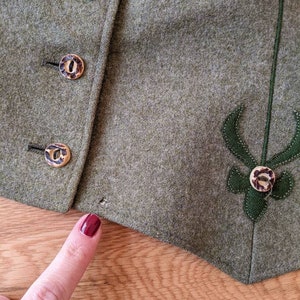 Gilet autrichien en laine vert kaki, gilet brodé bien chaud vintage des années 70 image 10