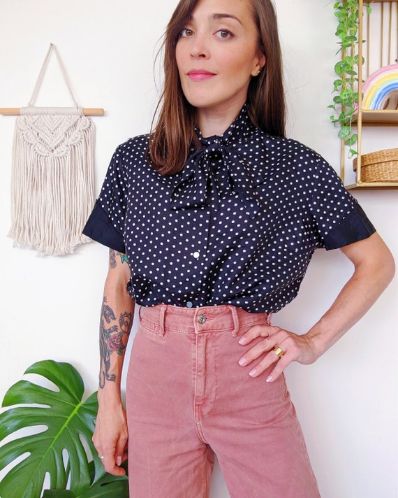 Bluse mit punkten und schleife Clearance