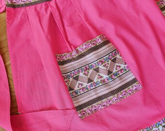 Vintage 1970 | pink kitchen apron with pocket and frills