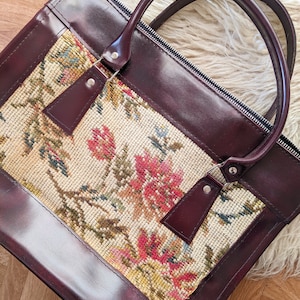 Jahrgang 1970 | Große bordeauxrote Handtasche mit floral gemustertem Canvas auf beiden Seiten