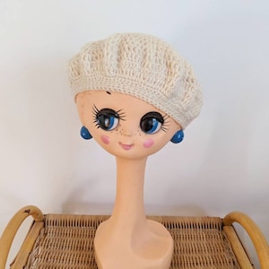Jahrgang 1970 | beige Strickmütze, handgefertigte Häkelmütze