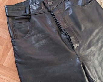 Schwarze dicke Lederhose, hoch taillierte, gerade geschnittene Bikerhose | Vintage 80er Jahre