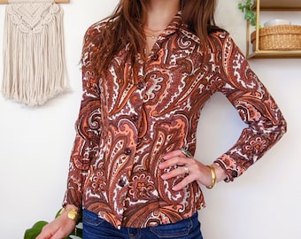 Blusa marrone e beige a maniche lunghe, camicia con colletto ampio con motivi cashmere | vintage anni '70