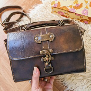 Vintage 1990 | sac bandoulière en cuir et simili-cuir marron, sacoche avec fermoir original