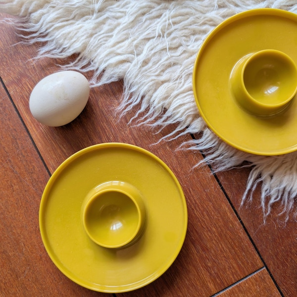 Vintage 1970 | Juego de 2 hueveras de plástico amarillas, plato para servir huevos cocidos