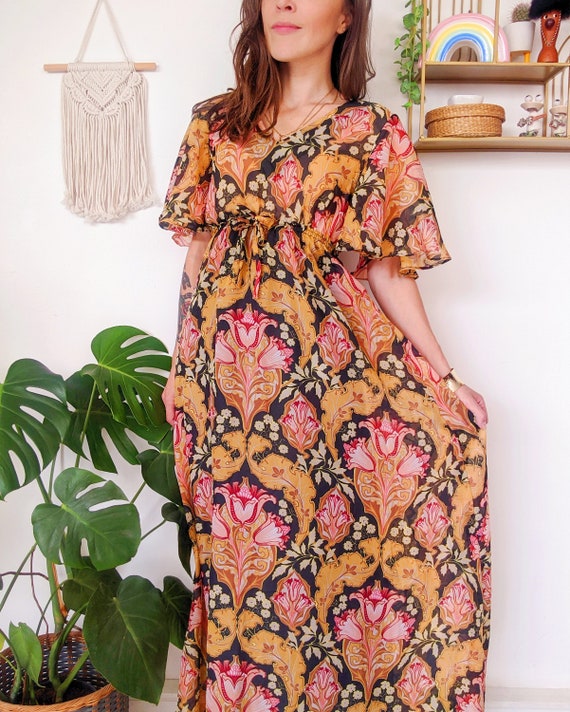 Flowing maxi dress with floral and paisley pattern, very long dress with neckline | vintage 70s Flowing maxi dress with floral and paisley pattern, very long dress with neckline | vintage 70s