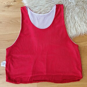 Jahrgang 1990 Unisex-Wende-Basketballtrikot in Rot und Weiß Bild 7