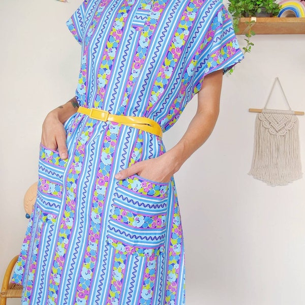 Robe tablier à fleurs bleu et violette à manches courtes | vintage des années 70