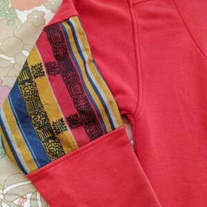 Sweat en coton rouge, veste avec empiècement colorés vintage des années 90 image 9