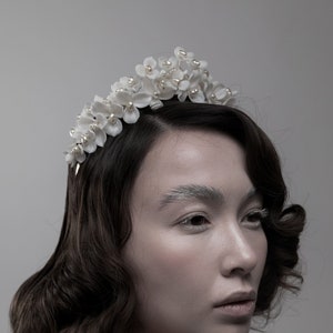 Couronne de mariée en fleurs, casque de fleurs blanches, couronne d'hortensias, casque de fleurs en fleurs, couronne de fleurs pour la mariée, couronne de fleurs bohème blanche, diadème de fleurs image 1