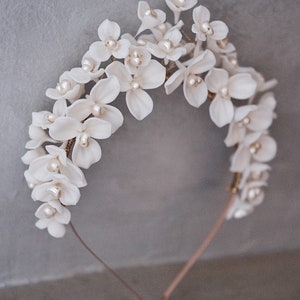 Couronne de mariée en fleurs, casque de fleurs blanches, couronne d'hortensias, casque de fleurs en fleurs, couronne de fleurs pour la mariée, couronne de fleurs bohème blanche, diadème de fleurs image 2