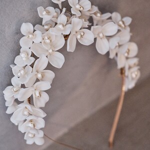 Couronne de mariée en fleurs, casque de fleurs blanches, couronne d'hortensias, casque de fleurs en fleurs, couronne de fleurs pour la mariée, couronne de fleurs bohème blanche, diadème de fleurs image 7