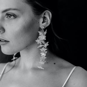 White flower earrings, Boho Bridal Earrings, Unique Wedding earrings, Flower drop earrings, .White bridal earrings, Bridal jewelry design