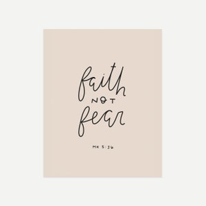 Può includere: Uno sfondo beige con testo scritto a mano in nero che dice "faith not fear" e "MK 5:36".