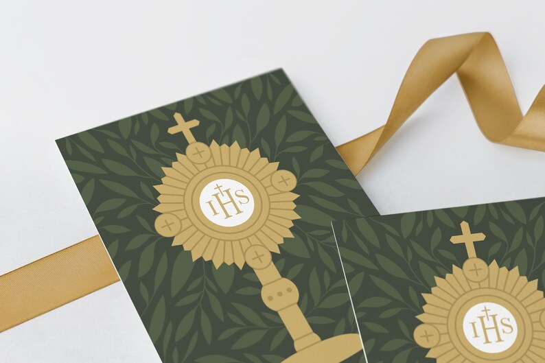 Pode incluir: Dois cart&otilde;es verdes com um desenho dourado de um ostens&oacute;rio com as letras IHS em um c&iacute;rculo. O fundo &eacute; um padr&atilde;o de folhas verdes.
