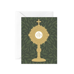 Pode incluir: Um ostens&oacute;rio dourado com um s&iacute;mbolo "IHS" branco no centro, rodeado por um desenho de raios de sol. O ostens&oacute;rio est&aacute; sobre um fundo verde com um padr&atilde;o de folhas.