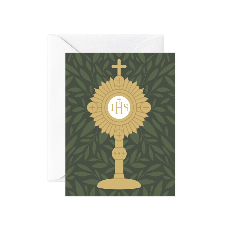 Pode incluir: Um ostens&oacute;rio dourado com um s&iacute;mbolo "IHS" branco no centro, rodeado por um desenho de raios de sol. O ostens&oacute;rio est&aacute; sobre um fundo verde com um padr&atilde;o de folhas.