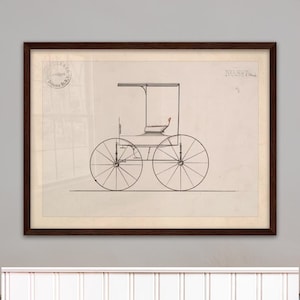 Op de afbeelding: Ingelijste vintage blauwdruk van een paardenkoets, met grote spaakwielen en een luifel. De tekening is in zwarte inkt op verouderd papier, met het nummer "NO.887a" zichtbaar. De lijst is donkerbruin.