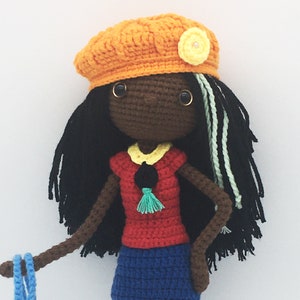 KANITA: Conjunto de muñeca amigurumi hecha a mano a crochet: extremidades flexibles/chaleco/falda/top/vestido/cartera/broche de rosa/botas/boina/sombrero de pescador/máscara/collar