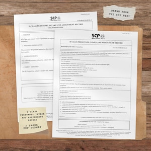 Puede incluir: Dos hojas de papel blancas tituladas D-CLASS PERSONNEL INTAKE AND ASSIGNMENT RECORD con logotipos de la Fundación SCP. Incluye una pequeña nota que dice DRAWN FROM THE SCP WIKI y una nota adhesiva amarilla etiquetada D-CLASS PERSONNEL INTAKE AND ASSIGNMENT RECORD.