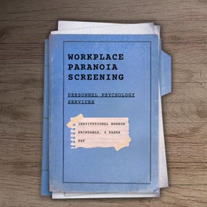 Op de afbeelding: Een blauwe documentenmap met de tekst WORKPLACE PARANOIA SCREENING en PERSONNEL PSYCHOLOGY SERVICES in het zwart gedrukt. Een klein papiertje is met tape bevestigd, met de tekst INSTITUTIONAL HORROR, PRINTABLE, 3 PAGES, PDF.