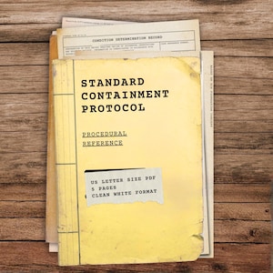 Op de afbeelding: Een stapel verouderde, vergeelde papieren documenten met de tekst Standard Containment Protocol en Procedural Reference. Een klein, gescheurd wit label is op de voorpagina bevestigd met de tekst US Letter Size PDF 5 Pages Clean White Format.
