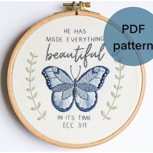 Könnte beinhalten: Stickmuster-PDF für ein Hoop-Art-Projekt mit einem blauen Schmetterling und dem Text "He has made everything beautiful in it's time Ecc 3:11".