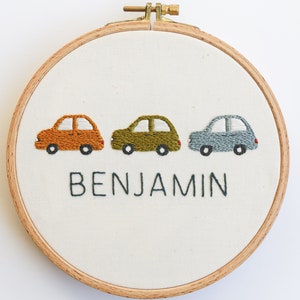 Modello di ricamo a mano personalizzato per auto e veicoli, regalo per baby shower, decorazione da parete per la cameretta dei bambini. Modello digitale, regalo con nome personalizzato