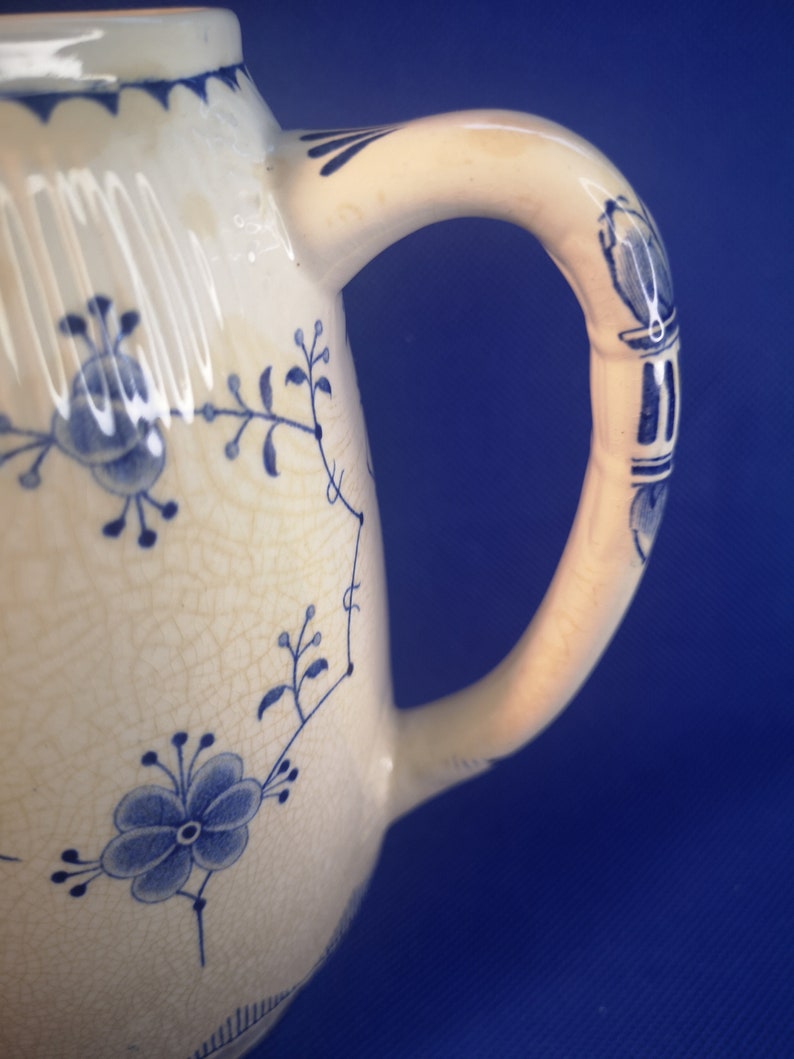 Cafetière bleu Danemark Furnivals très fissurée et tachée, fabrication artisanale uniquement image 3