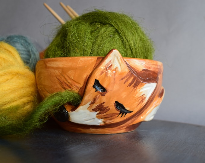 Ceramic yarn bowl, Pottery knitting bowl, Fox for threads, Knitting and crochet accessory, Best Friend Gift, Housewarming Gift