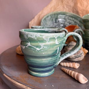Niebieski kubek z kamionki | Ceramiczna filiżanka do kawy | Teksturowana ceramiczna filiżanka z nadrukiem morskiej bryzy