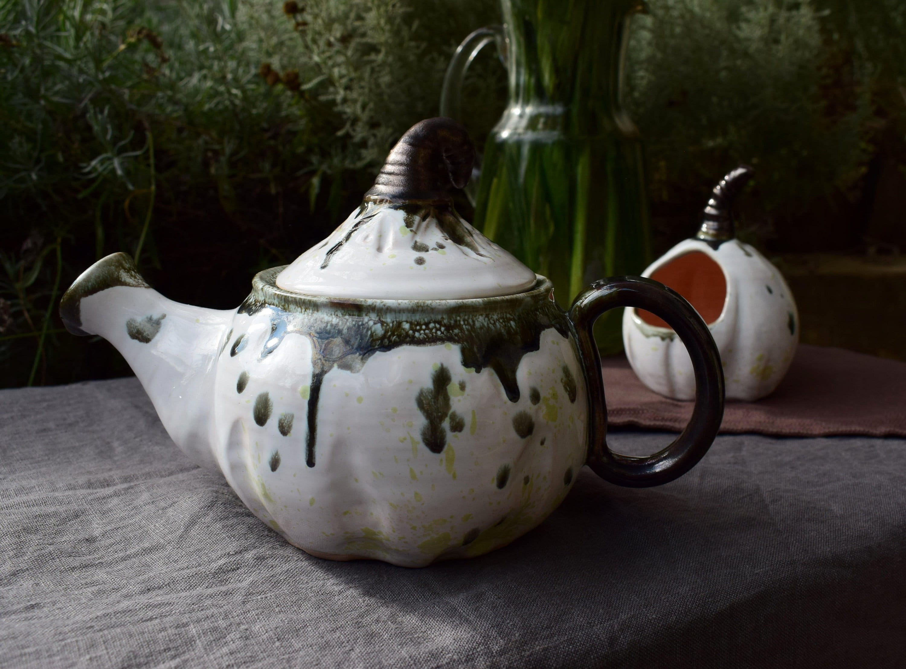 手作りかぼちゃティーポット：ブロンズの装飾が施された白い陶器の